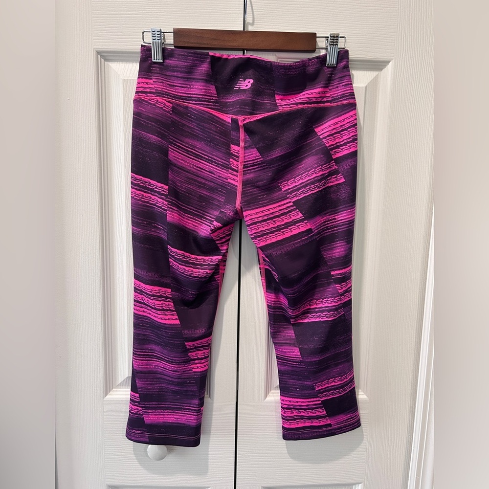 New Balance High-Rise Cropped Leggings | Purple Pink Print | Size M - Picture 2 of 4